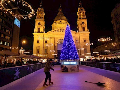 La pista di pattinaggio e l’albero di Natale davanti alla Basilica di Santo Stefano a Budapest