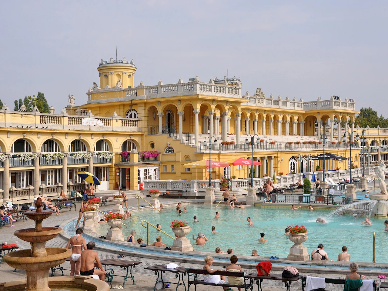 Le piscine all’aperto delle Terme Széchenyi nel Parco Civico