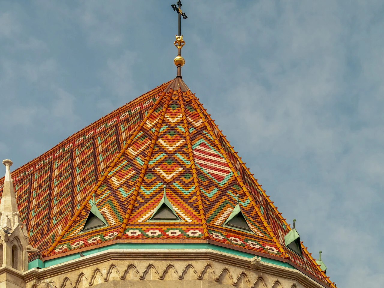 Il tetto di maioliche colorate della Chiesa di Re Mattia