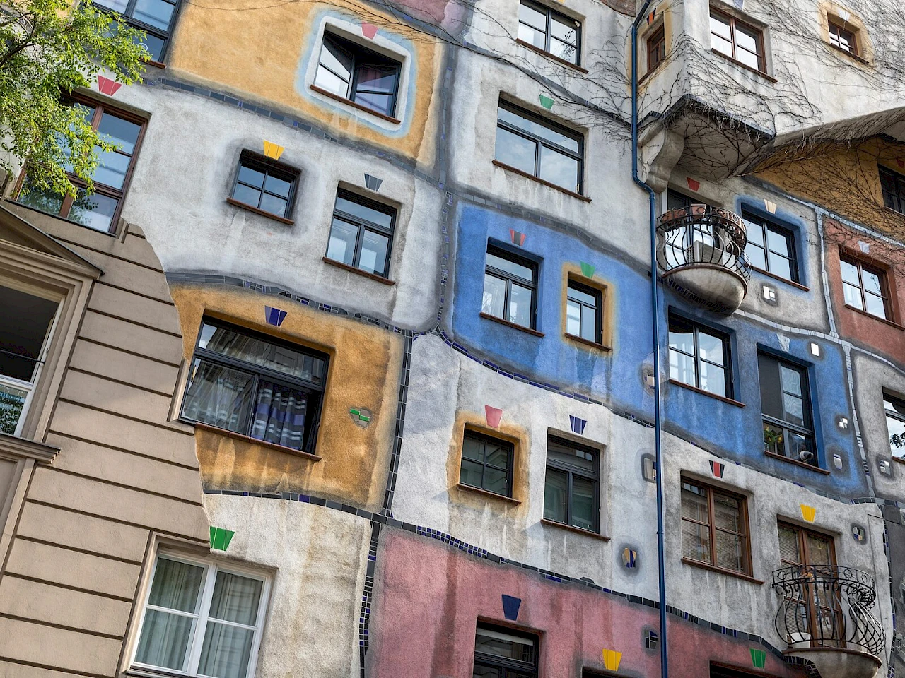 La facciata colorata della Casa di Hundertwasser a Vienna