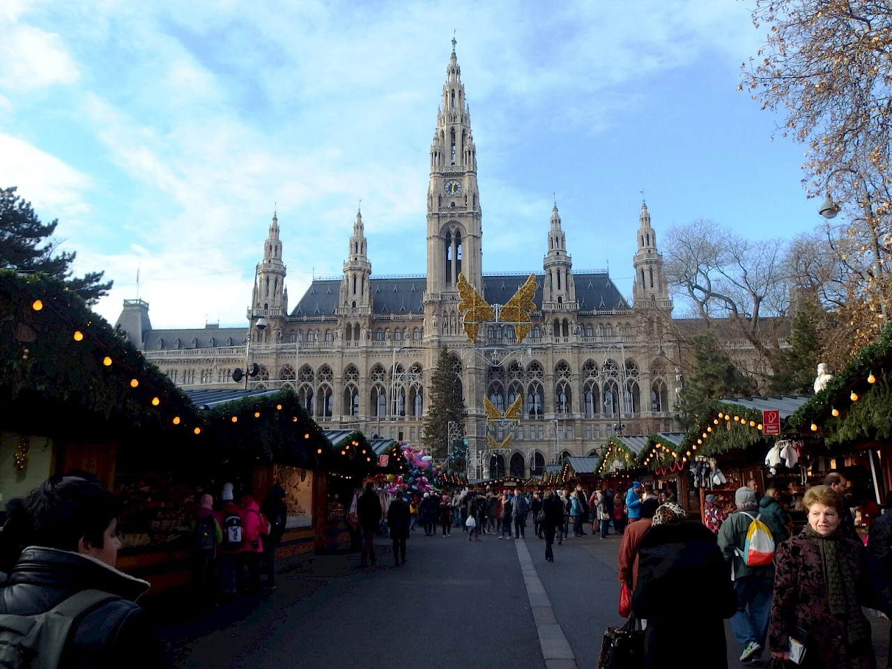 Il mercatino natalizio nella piazza antistante al Rathaus di Vienna
