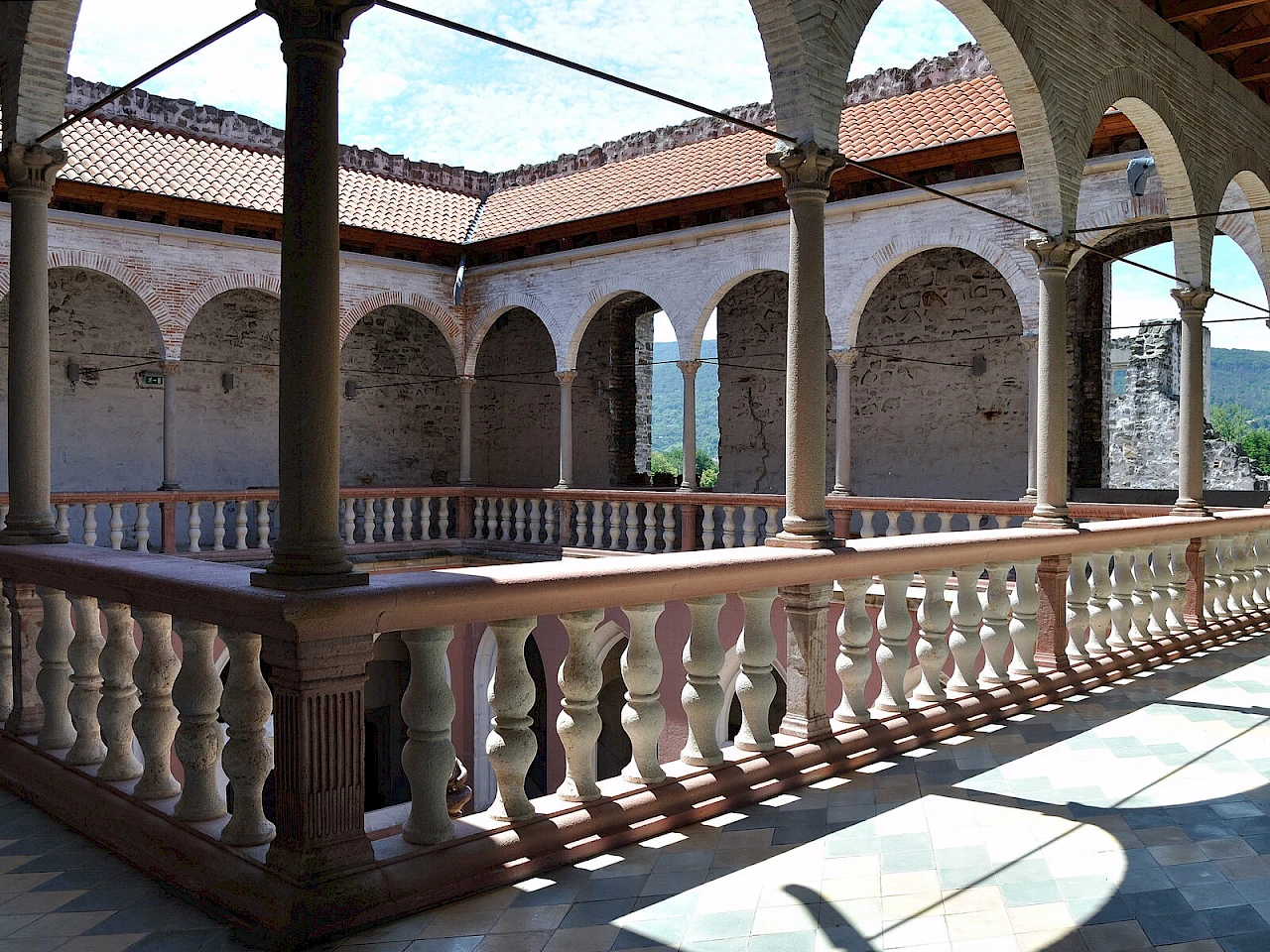 Il loggiato rinascimentale del palazzo reale di Visegrád
