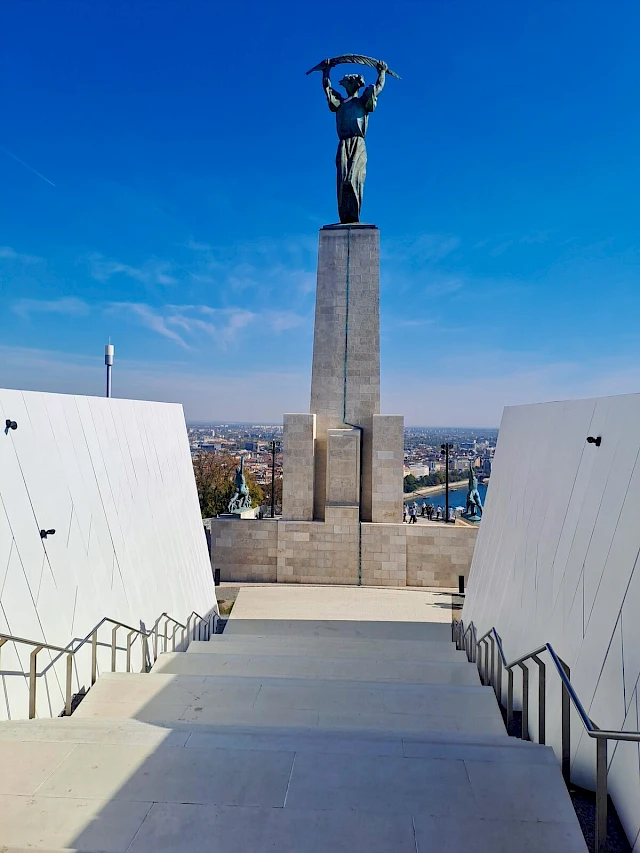 La Statua della Libertà sulla Cittadella del Monte San Gerardo, con il panorama di Budapest e del Danubio