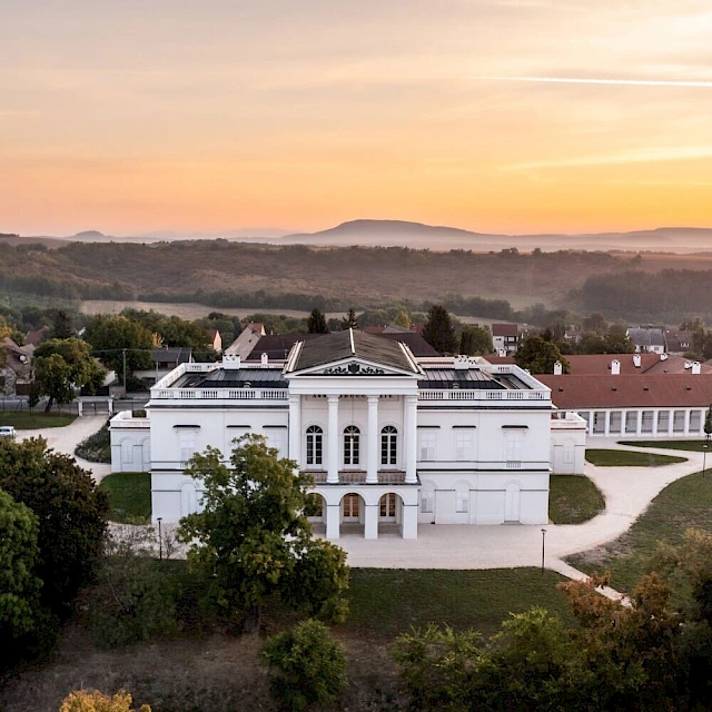 Il Castello Sándor-Metternich di Bajna al tramonto, visto dall’alto